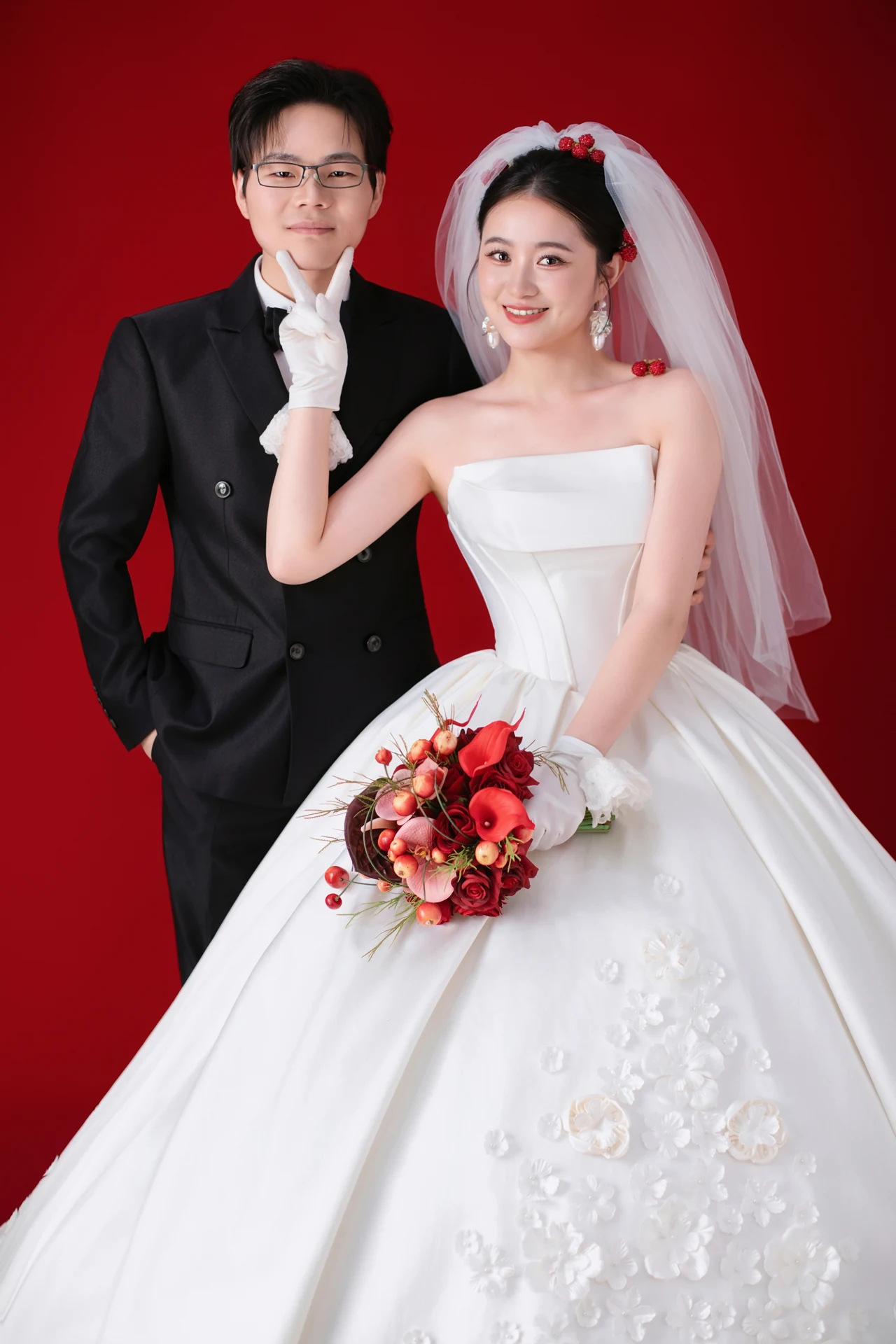 李帅与李亚杰身着西装婚纱，在红色背景前相依