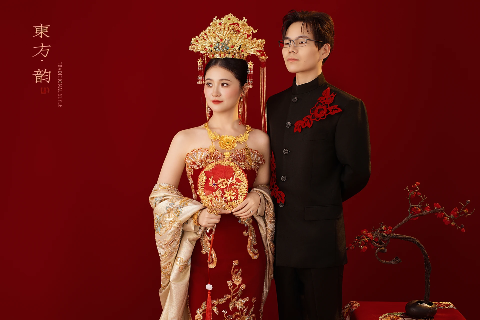 李帅与李亚杰的中式红金婚服合影，东方韵